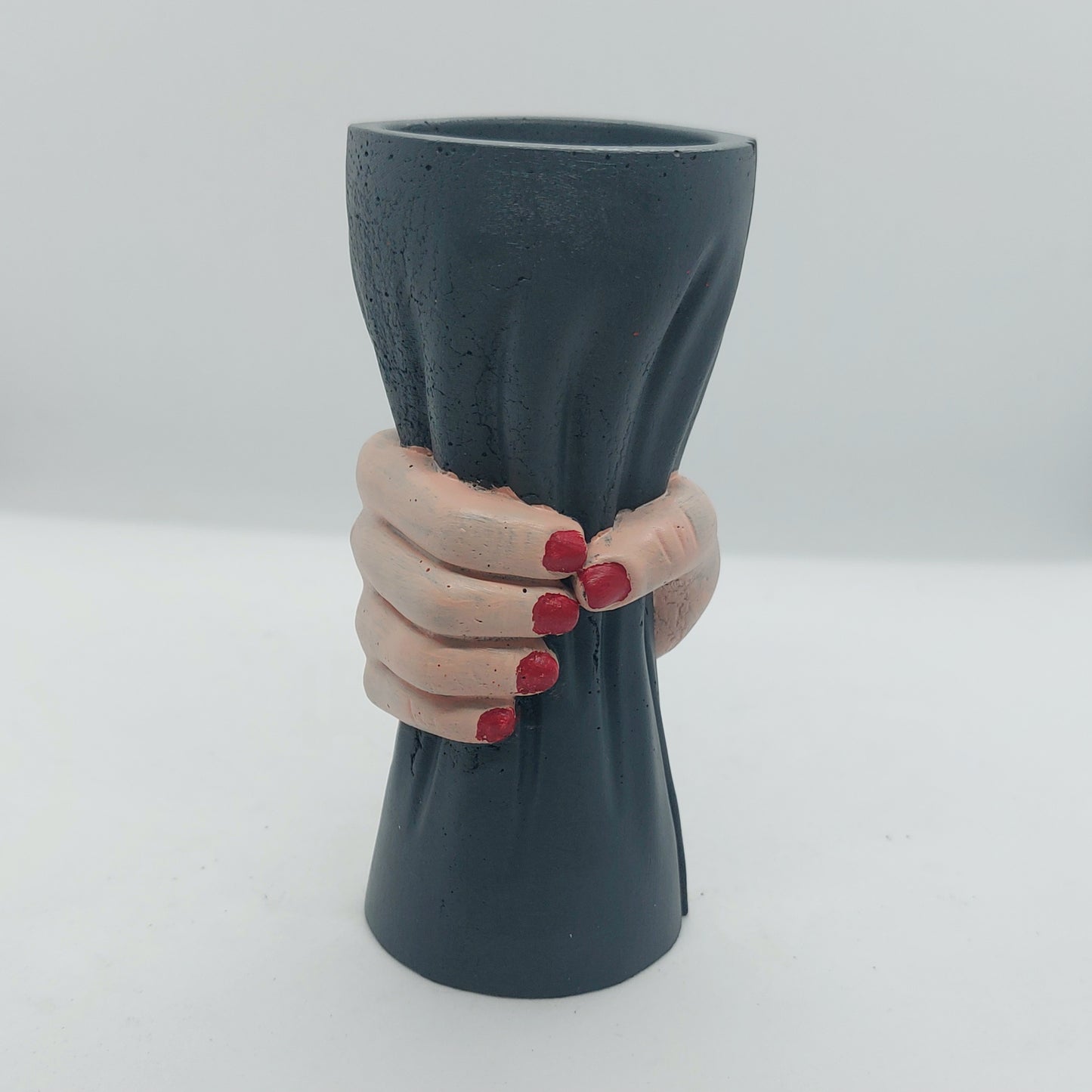 Vase hand