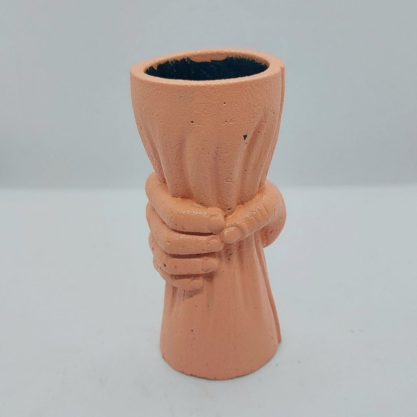 Vase hand