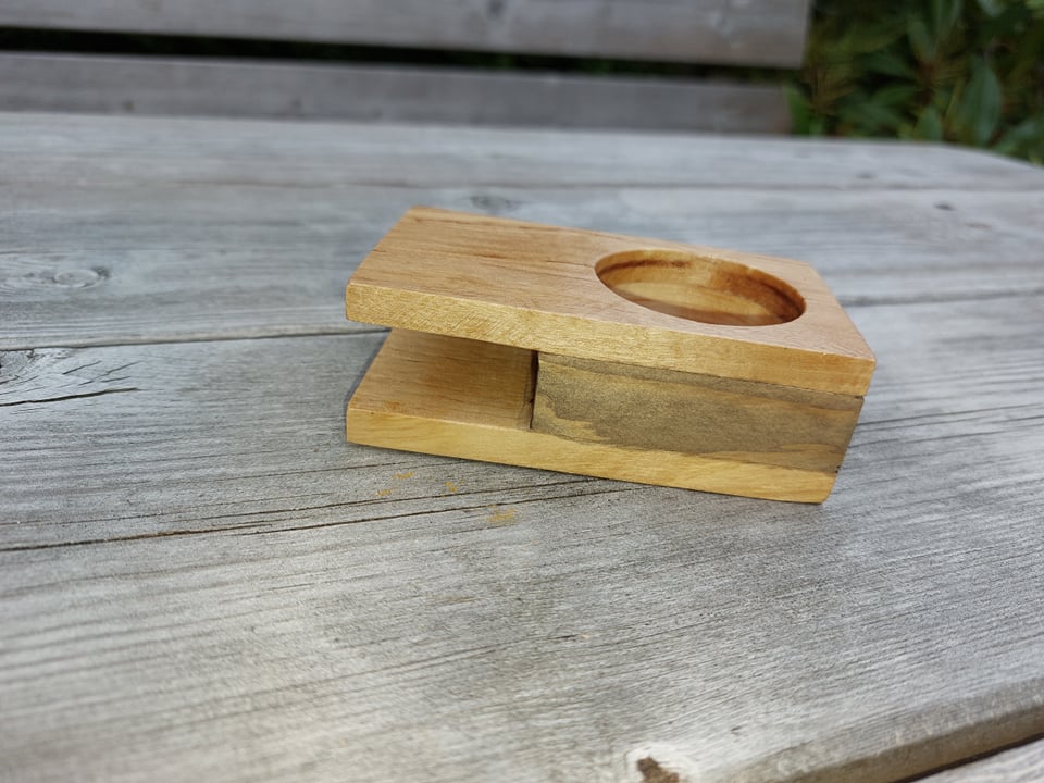 Tealight holder
